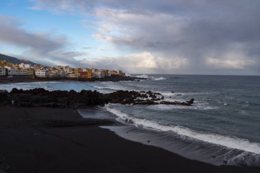 Ünlü Playa Jardin 'den Punta Brava Burnu' na gün batımı manzarası Puerto de la Cruz, Tenerife, İspanya 'da siyah kumla