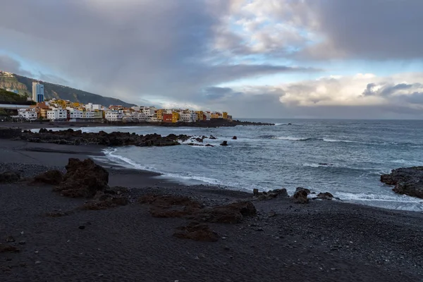 Ünlü Playa Jardin 'den Punta Brava Burnu' na gün batımı manzarası Puerto de la Cruz, Tenerife, İspanya 'da siyah kumla
