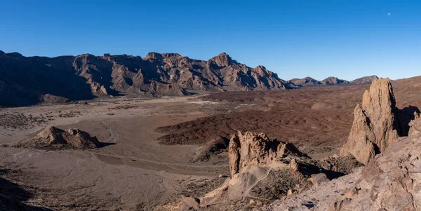 İspanya, Tenerife, Kanarya Adaları 'ndaki Teide Ulusal Parkı' ndaki Roques de Garcia bölgesindeki volkanik oluşum ve lav alanına bakın. Panorama