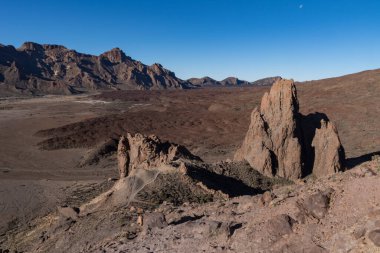 İspanya, Tenerife, Kanarya Adaları 'ndaki Teide Ulusal Parkı' ndaki Roques de Garcia bölgesindeki volkanik oluşum ve lav alanına bakın. Panorama