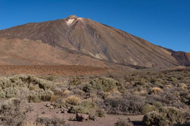 Pico del Teide dağ volkanı zirvesi, Roques de Garcia yakınlarındaki lav alanını oluşturur. Benzersiz kaya oluşumu, Teide Ulusal Parkı, Tenerife, Kanarya Adaları, İspanya
