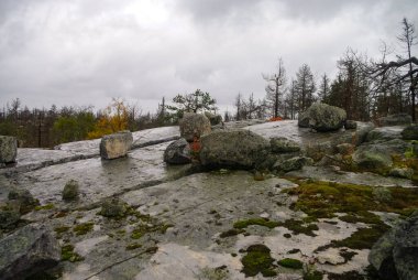 Kayalıklar ve megalitik taş 