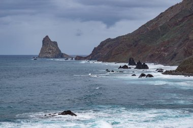 İspanya 'nın Tenerife Adası, Taganana bölgesindeki Roque de Las Bodegas plajı yakınlarındaki Roques de Anaga uçurumuna bakın.