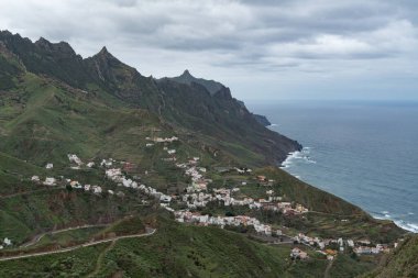 Anaga dağlarındaki panoramik manzara ve Mirador Risco Magoje 'den okyanus kıyısı, Tenerife Kanarya Adaları, İspanya
