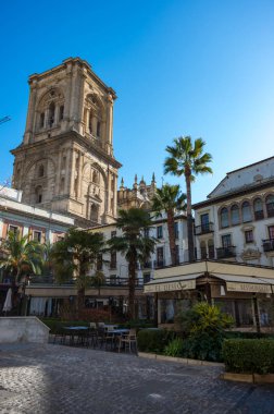 Granada, İspanya - 6 Ocak 2017: Romanilla Plaza 'nın merkezinde arka planda Granada Katedrali' nin çan kulesi olan bir açık restoran