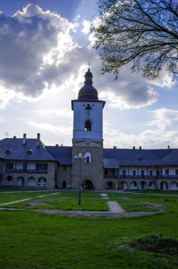 Romanya 'nın kuzeydoğusundaki Neamt manastırının giriş kapısı ve çan kulesi