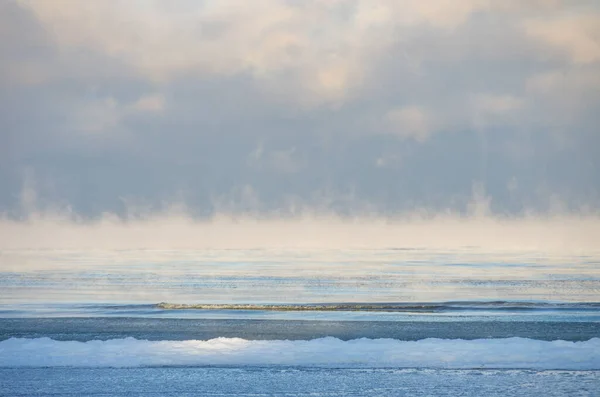 冬の海煙 ラトビアで寒い1月の朝にバルト海 蒸気霧 — ストック写真