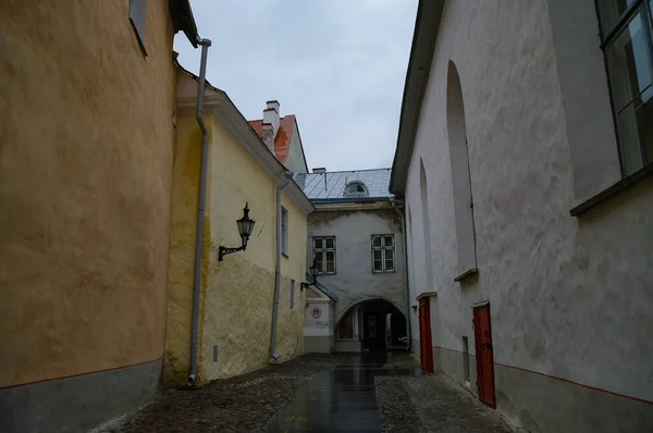 Tallinn Estónia Março 2010 Rua Estreita Cidade Velha Tallinn — Fotografia de Stock