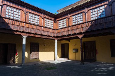 San Cristobal de La Laguna, İspanya - 16 Ocak 2020: Palacio Lercaro 'daki avlu, Tenerife Tarih ve Antropoloji Müzesi.
