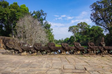 Antik Khmer savaşçı başlarının heykelleri Preah Khan tapınağına dev yılan süsleme köprüsü taşır. Preah Khan, Siem Reap, Kamboçya 'da bir tapınak..
