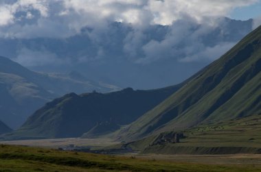 Thurso Dağı Vadisi 'ndeki Terek Nehri. Mtskheta-Mtianeti Bölgesi, Georgia
