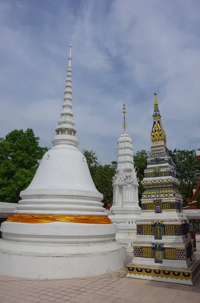Beautifully Decorated Stupas Wat Intharawihan Temple Bangkok Thailand Traditional Religious — Stock Photo, Image