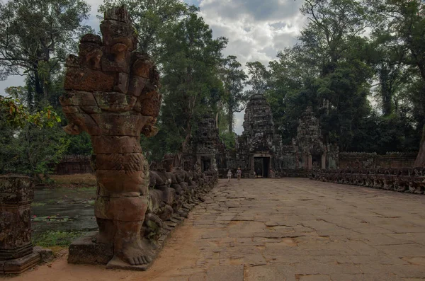 Preah Khan Tapınağına Giriş Kapısı Eski Khmer Savaşçı Başlarının Kanal — Stok fotoğraf