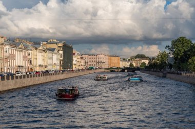Snkt-Peterbrug, Rusya - 2 Temmuz 2019: Yazın St. Petersburg 'da nehirde Fontanka Nehri seti ve gezi tekneleri