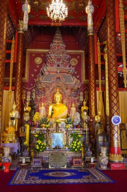 Chiang Mai, Tayland - 7 Ocak 2013 Wat Chiang Man 'ın içi eski Chiang Mai şehrinin içindeki bir Budist tapınağıdır..