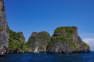 Güzel kireçtaşı ve açık deniz Phi Phi Leh Tayland 'ın güneyinde, Krabi Eyaleti, Tayland, Asya