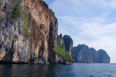 Güzel kireçtaşı ve açık deniz Phi Phi Leh Tayland 'ın güneyinde, Krabi Eyaleti, Tayland, Asya