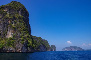 Güzel kireçtaşı ve açık deniz Phi Phi Leh Tayland 'ın güneyinde, Krabi Eyaleti, Tayland, Asya