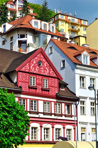 Görünüm renkli eski binaların Karlovy Vary, Çek Cumhuriyeti