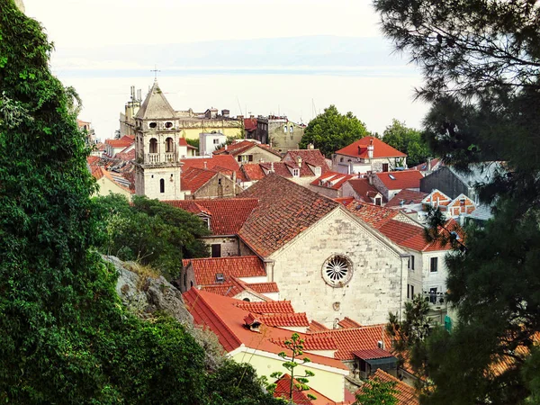 Omis ve kilise Kutsal haç. Hırvatistan'daki Dalmaçya