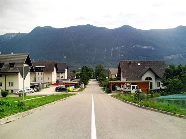 Bungalows admettant les animaux de compagnie à Bovec, Slovénie — Photo