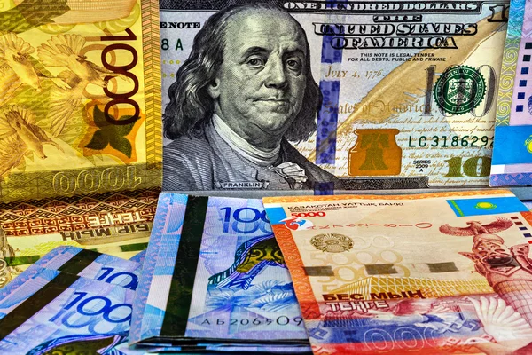 Geld Kasachstan Tenge und der US-Dollar — Stockfoto