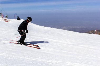 kayakçı Kayak kaçak dağdan iner