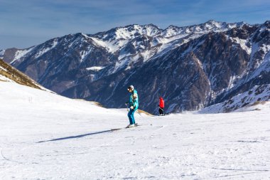 kayakçı Kayak kaçak dağdan iner