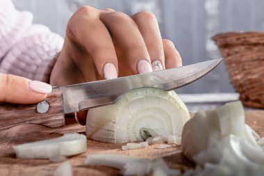 kadın soğan dilimleri keser.