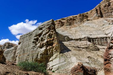 bulutlar ile mavi gökyüzü arka plan üzerinde renkli taş