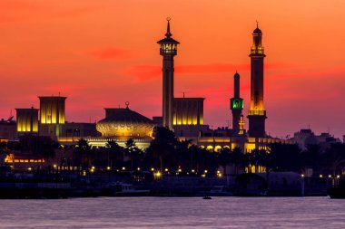 binada bir caminin batımında Dubai Creek