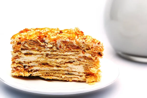 bir tabak süt ile bir sürahi yanında krema ile lapa lapa pasta