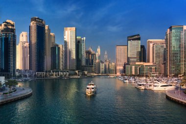 zevk tekne bir kanal Dubai Yat Limanı taşır.
