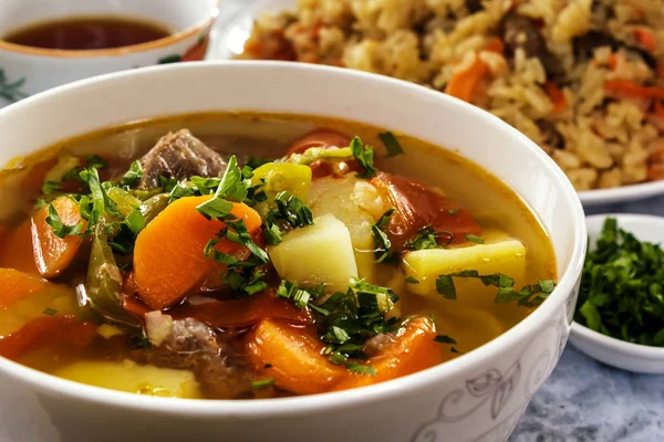 La sopa de verduras shurpa con la carne - el plato tradicional de los habitantes de Asia Central — Foto de Stock
