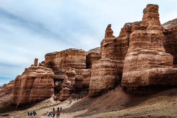 Turistler keşfetmek kırmızı kayalar Çarın Kanyonu '