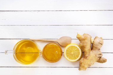 Çay, limon, zencefil, bal ve nane beyaz tahtalar üzerinde. Yukarıdan görüntülemek