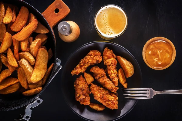 Tavuk nuggets siyah plaka, patates kızartması, bira ve ekmek