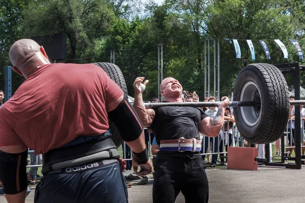 Ağır bir halter kaldırmak için başarısız girişimi. Atlet değil kaldırmak ağırlık. Halter