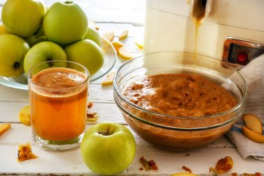 ev yapımı elma suyu, meyve basarak