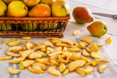 Grup armut ve Tekstil peçete ile beyaz ahşap kurullarında dilimlenmiş armutlar