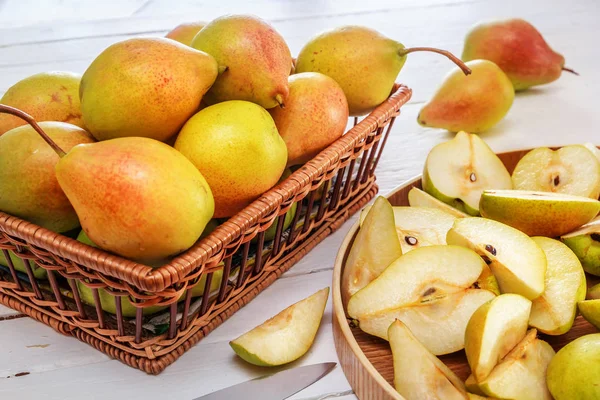 Grup armut ve Beyaz ahşap kurullarında yarım armut