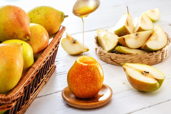 Tatlım, bir armut, taze armut ve Beyaz ahşap kurullarında dilimlenmiş armutlar döktü