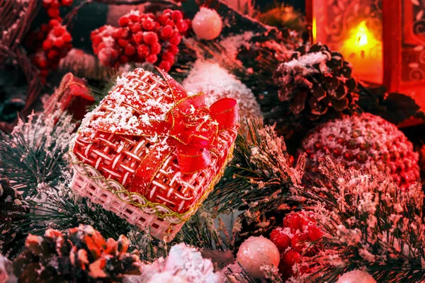Noel hediyesi yılbaşı sahne arka plan üzerinde kırmızı bir fener ışığında kar ile kaplı — Stok fotoğraf