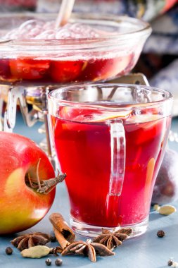 Açık bir yangın mulled şarap hazırlayın. Bir yumruk yemek için. Cam gözlük mulled şarap ve Grog. Baharat, meyve. Kış için sıcak şarap