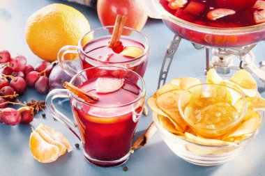 Mull. Gözlük mulled şarap, punch veya grog meyve ve Mısır gevreği ile