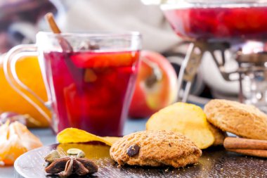 Yulaf ezmeli kurabiye, Mısır gevreği, meyve ve baharat mulled şarap. Meyve çayı. Yumruk, grog. Sıcak kış şarap