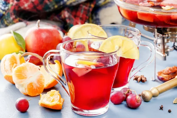 Cam kavanozlar mulled şarap ile. Kış sıcak şarap. Mulled şarap, yumruk, grog. Sıcak meyve çayı. Baharat, meyve