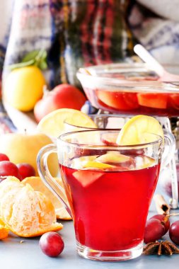 Cam kavanozlar mulled şarap ile. Kış sıcak şarap. Mulled şarap, yumruk, grog. Sıcak meyve çayı. Baharat, meyve