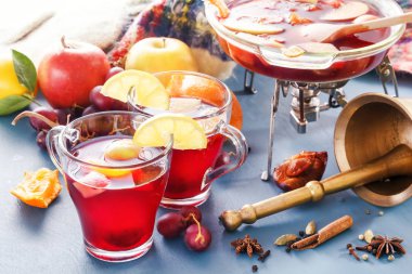 Mulled şarap ve suyunu kaynatın. Cam kavanozlar mulled şarap ile. Baharat, meyve. Kış için sıcak şarap