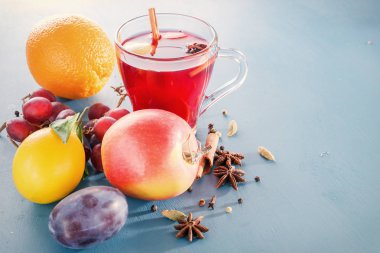 Kış alkollü içecekler - mulled şarap, yumruk, grog. Cam kavanozlar mulled şarap ile. Sıcak meyve çayı. Baharat, meyve. Sıcak şarap. Metin için yer